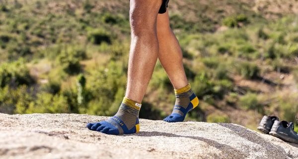 Injinji Trail Midweight Mini-Crew Running Toe Socks (Moonlit) - Lifestyle