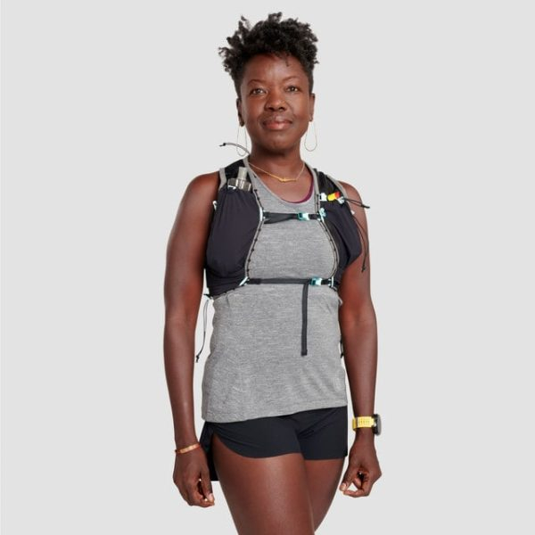 Ultimate Direction Race Vesta 6.0 - Running Vest for Women - Ice Blue - Model