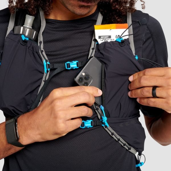 Ultimate Direction Race Vest 6.0 - Mens Running Vest - ONYX - Model Phone Pocket