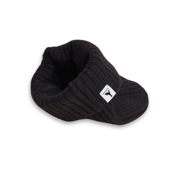 VÅGA Ribbed Beanie – Storm Black – The Casual Beanie - detail