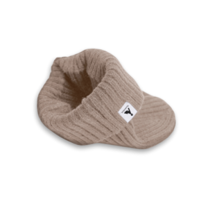 VÅGA Ribbed Beanie – Taupe – The Casual Beanie - detail